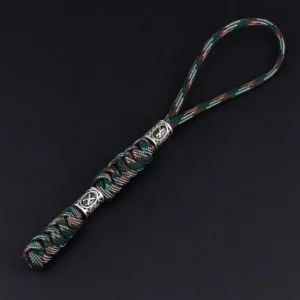Porte-clés viking en paracorde camouflage vert avec deux perles gravées de runes