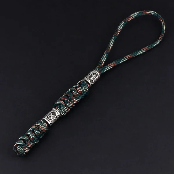 Porte-clés viking en paracorde camouflage vert avec deux perles gravées de runes