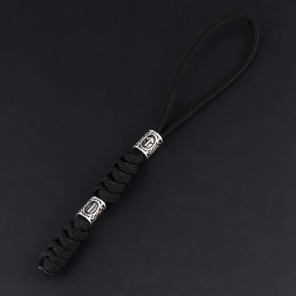 Porte-clés viking en paracorde noire avec deux perles gravées de runes
